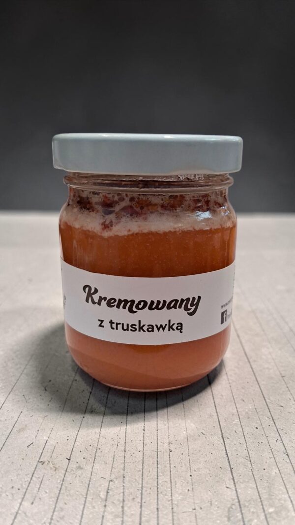 KREMOWANY Z TRUSKAWKĄ