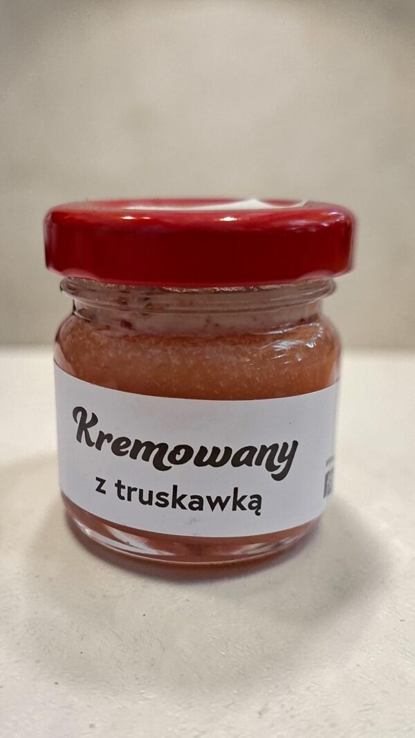 KREMOWANY Z TRUSKAWKĄ